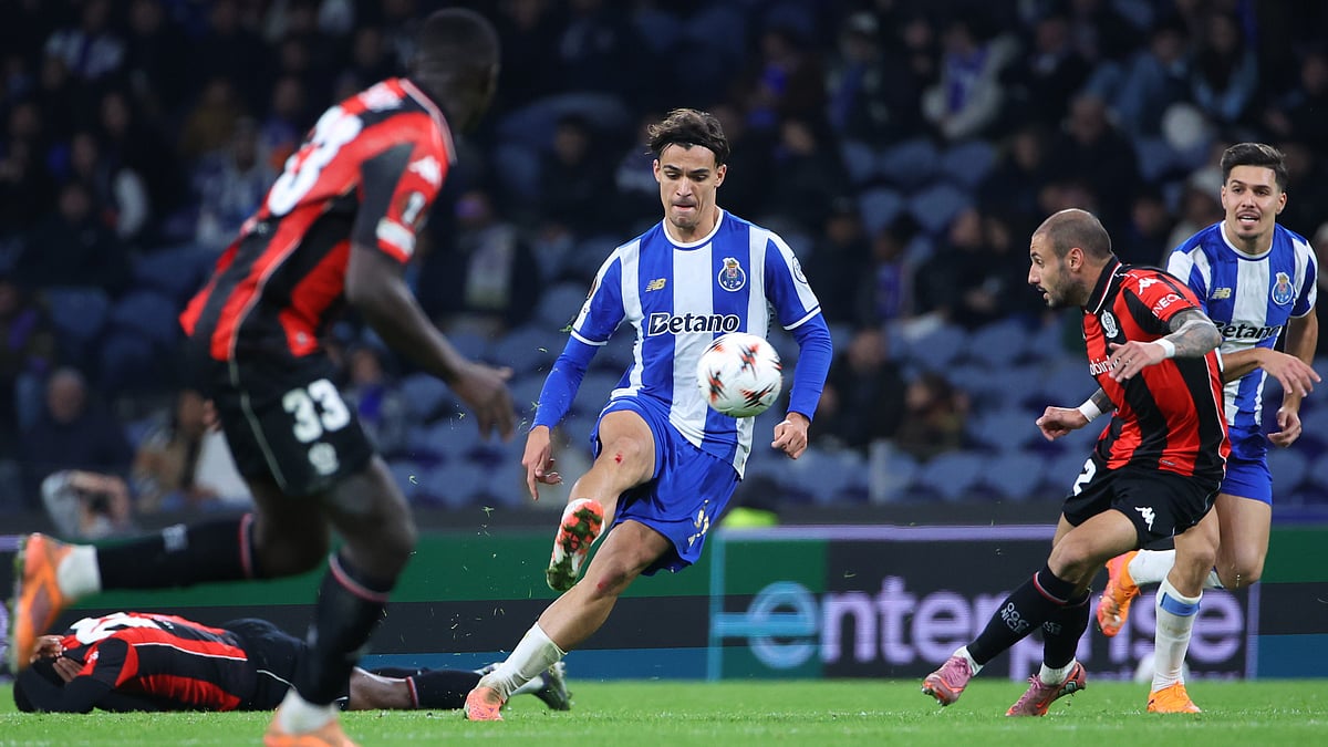Porto's Gabri Veiga controls the ball during the Europa League opening phase soccer match between FC Porto and Nice in Porto, Portugal, Thursday, Nov. 27, 2025 - (AP Photo/Luis Vieira)