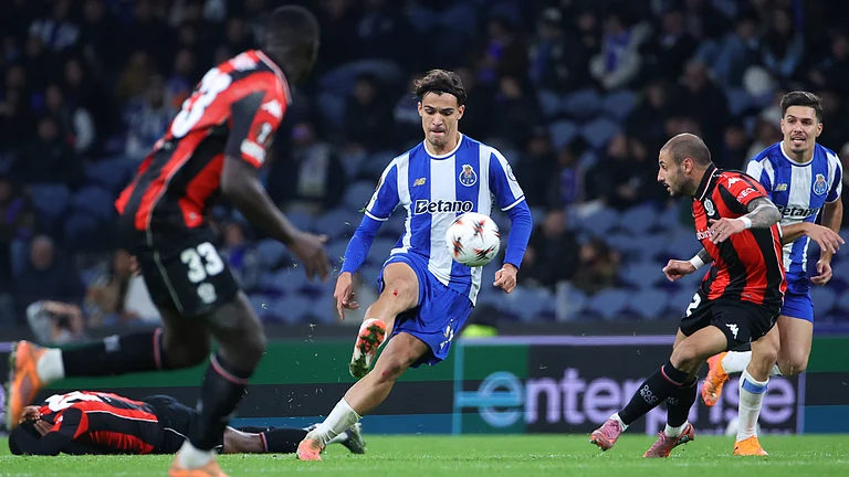 Porto's Gabri Veiga controls the ball during the Europa League opening phase soccer match between FC Porto and Nice in Porto, Portugal, Thursday, Nov. 27, 2025 - (AP Photo/Luis Vieira)