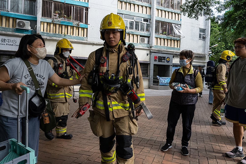 Hong Kong high-rise blaze in Tai Po-Residents cheer up the firefighters