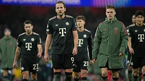 | Photo: AP/Kin Cheung : Bayern's Harry Kane and Joshua Kimmich leave the pitch after the UEFA Champions League opening phase match against Arsenal on November 26, 2025.