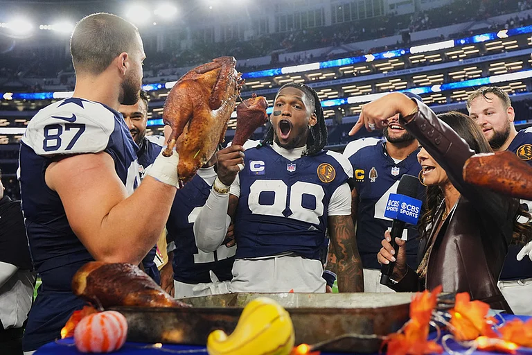 Dallas Cowboys wide receiver CeeDee Lamb (88) and tight end Jake Ferguson (87) celebrate following an NFL football game against the Kansas City Chiefs in Arlington, Texas. - | Photo: AP/LM Otero