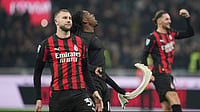 (AP Photo/Antonio Calanni) : AC Milan's Rafael Leao, centre, celebrates with teammates after the Serie A soccer match between AC Milan and Lazio, in Milan, Italy, Saturday, Nov. 29, 202
