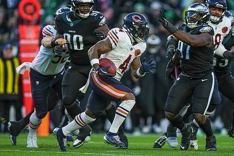 Chicago Bears running back D'Andre Swift (4) runs the ball during the first half of an NFL football game against the Philadelphia Eagles in Philadelphia. 