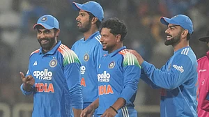 (AP Photo/Rafiq Maqbool) : India's Kuldeep Yadav, second from right, celebrates the wicket of South Africa's Marco Jansen during the first One Day International match between India and South Africa in Ranchi, India, Sunday, Nov. 30, 2025