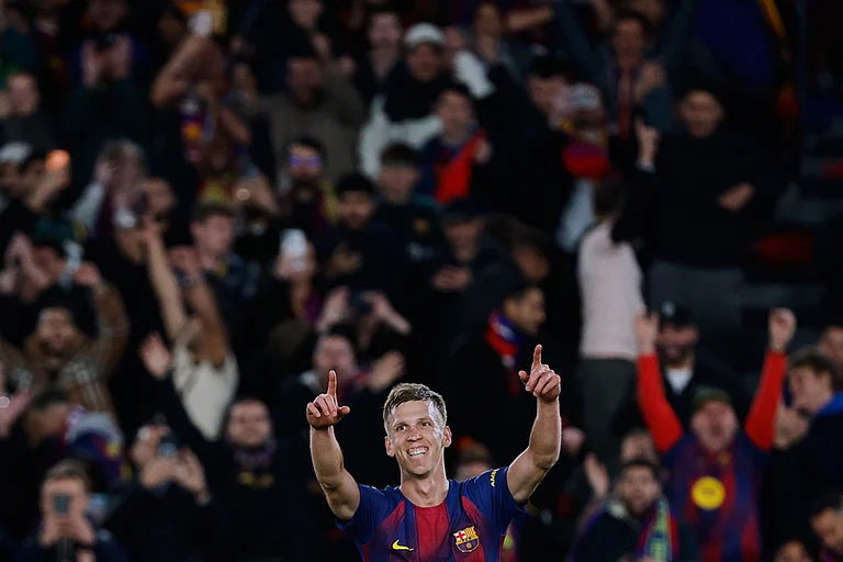 Barcelona's Dani Olmo celebrates after scoring his side's third goal during a Spanish La Liga soccer match between Barcelona and Alaves, in Barcelona, Spain. - | Photo: AP/Joan Monfort