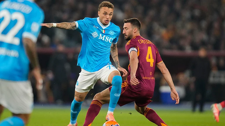 Napoli's Noa Lang challenges for the ball with AS Roma's Bryan Cristante during the Serie A match on November 30, 2025. - | Photo: AP/Gregorio Borgia