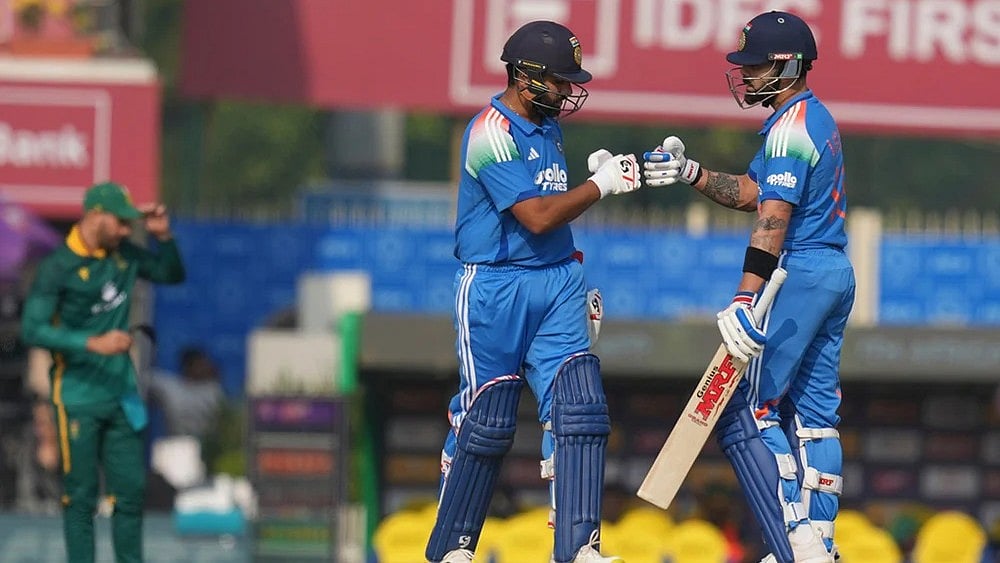 India's Virat Kohli, right, and India's Rohit Sharma give the fist after scoring runs during the first One Day International match between India and South Africa in Ranchi. - | Photo: AP/Rafiq Maqbool