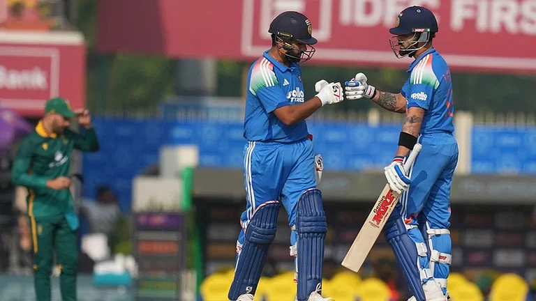 India's Virat Kohli, right, and India's Rohit Sharma give the fist after scoring runs during the first One Day International match between India and South Africa in Ranchi. - | Photo: AP/Rafiq Maqbool