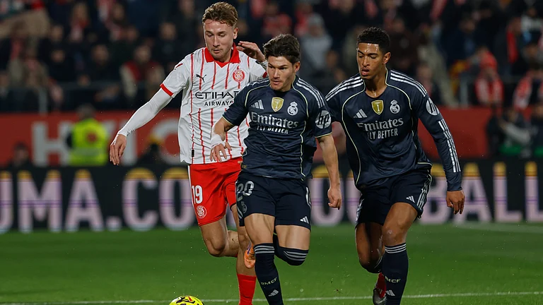Real Madrid's Fran Garcia controls the ball next to his teammte Jude Bellingham during a Spanish La Liga match against Girona on November 30, 2025. - | Photo: AP/Joan Monfort