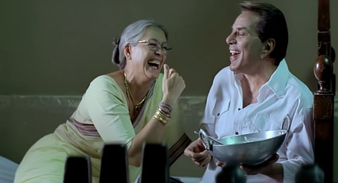 Dharmendra in the song 'In Dino'