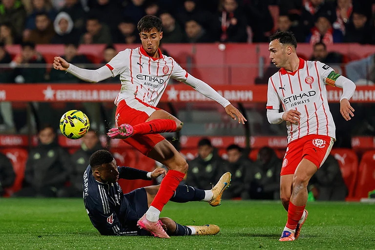 Real Madrid's Kylian Mbappe, left, vies for the ball with Girona's Vitor Reis during a Spanish La Liga soccer match between Girona and Real Madrid, in Girona, Spain. - | Photo: AP/Joan Monfort