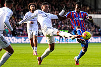 Premier League: Manchester United Beat Crystal Palace 2-1, End 12-Game Unbeaten Home Run | Photo: Jordan Pettitt/PA via AP : Manchester United's Casemiro and Crystal Palace's Marc Guehi, right, during the English Premier League soccer match between Crystal Palace and Manchester United in London.