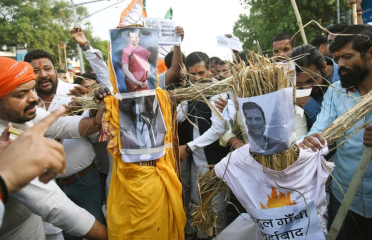 PATNA, INDIA - APRIL 18: Members of Bharatiya Janata Yuva Morcha demonstrating with effigies of Congress leaders Sonia Gandhi and Rahul Gandhi in protest against involved in National Herald case, at Income Tax roundabout on April 18, 2025 in Patna, India. - Photo by Santosh Kumar/ Hindustan Times