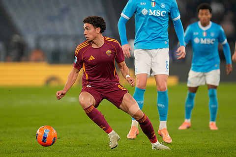 Roma's Neil El Aynaoui controls the ball with during the Serie A soccer match between Roma and Napoli in Rome.
