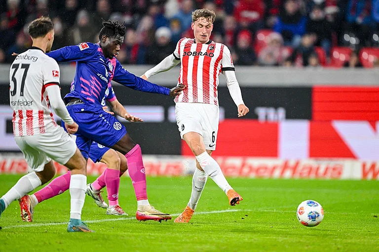 Patrick Osterhage, right, of SC Freiburg scores their side's fourth goal of the game during a German Bundesliga soccer match between SC Freiburg and 1. FSV Mainz 05, in Freiburg im Breisgau, Germany. - | Photo: Harry Langer/dpa via AP