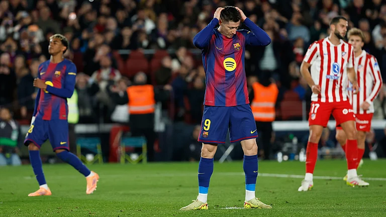 Barcelona's Robert Lewandowski reacts after missing a penalty kick, during the Spanish La Liga match against Atletico de Madrid on December 2, 2025. - | Photo: AP/Joan Monfort