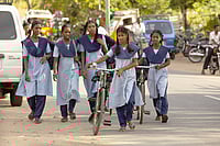 IMAGO / Design Pics Editorial : Girls In Uniform Walking Down The Street Together; Sathyamangalam, Tamil Nadu, India.