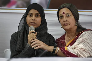 NEW DELHI, INDIA - SEPTEMBER 27: Shaista, daughter of Mohammad Akhlaq Saifi with with CPI(M) politburo member Brinda Karat during a protest by AIDWA to get judgment in favor of the families of the victims of mob lynching at Jantar Mantar on September 27, 2018 in New Delhi, India. (Photo by Sanchit Khanna Hindustan Times) Shaista, Daughter Of Lynching Victim Mohammad Akhlaq Demands Justice For Lynching Victims.