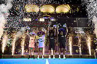 Premier Padel GNP Major 2025: Bea Gonzalez, Claudia Fernández Win In Acapulco | Photo: Premier Padel / Red Bull Content Pool : Claudia Fernandez Sanchez, Beatriz Gonzalez Fernandez, Agustin Tapia and Arturo Coello pose with their winner trophies during the trophy ceremony of the Premier Padel GNP Major Acapulco, Mexico on November 30, 2025