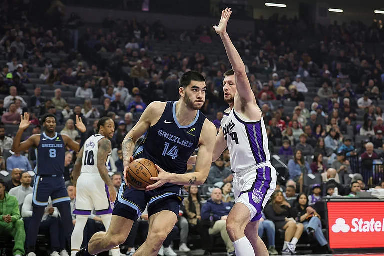 Memphis Grizzlies center Zach Edey (14) drives to the basket with Sacramento Kings center Drew Eubanks (19) defending during the first half of an NBA basketball game in Sacramento, California. - | Photo: AP/Sara Nevis