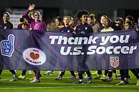USWNT 2-0 Italy, Friendly: Macario Scores As USA Win | Photo: AP/Rebecca Blackwell : United States players including goalkeeper Mandy McGlynn (1), waving, and United States midfielder Lily Yohannes, center right, carry a banner to thank fans at the end of an international friendly soccer match against Italy in Fort Lauderdale, Fla.