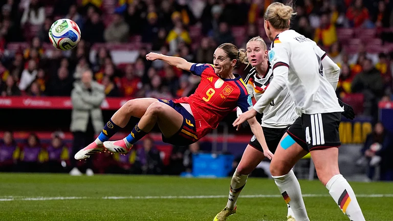 Spain's Esther Gonzalez attempts a shot at goal during the UEFA Women's Nations League final match agaiinst Germany in Madrid on December 2, 2025. - | Photo: AP/Manu Fernandez