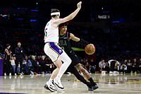 LA Lakers 133-121 New Orleans Pelicans, NBA: Doncic Stars In Vital Victory | Photo: AP/Jessie Alcheh : New Orleans Pelicans guard Jeremiah Fears, right, drives against Los Angeles Lakers guard Austin Reaves (15) during the first half of an NBA basketball game in Los Angeles.