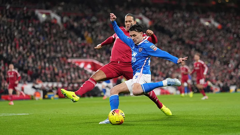 Sunderland's Enzo Le Fee and Liverpool's Virgil van Dijk challenge for the ball during the English Premier League match on December 3, 2025. - | Photo: AP/Jon Super