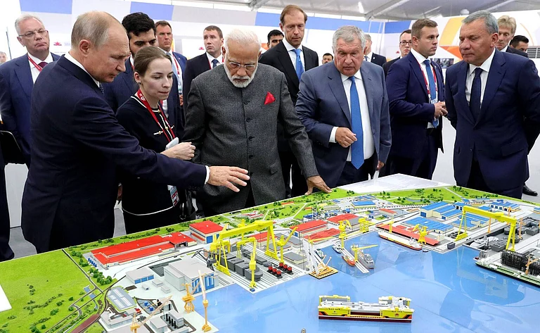 Russia, Primorye Territory. - Russia s President Vladimir Putin (L), India s Prime Minister Narendra Modi (3rd L), Russia s Industry and Trade Minister Denis Manturov (4th L), Rosneft CEO and Management Board Chairman Igor Sechin (3rd R) and Russia s Deputy Prime Minister Yuri Borisov (R) visit the Zvezda Shipyard in the town of Bolshoy Kamen on the sidelines of the 2019 Eastern - IMAGO