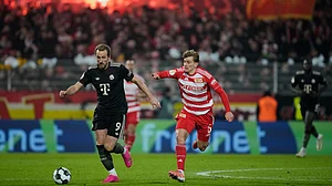 (AP Photo/Ebrahim Noroozi) : Bayern's Harry Kane, left, and Union's Aljoscha Kemlein challenge for the ball during the German soccer cup round of sixteen match between 1. FC Union Berlin and FC Bayern Munich in Berlin, Germany, Wednesday, Dec. 3, 2025