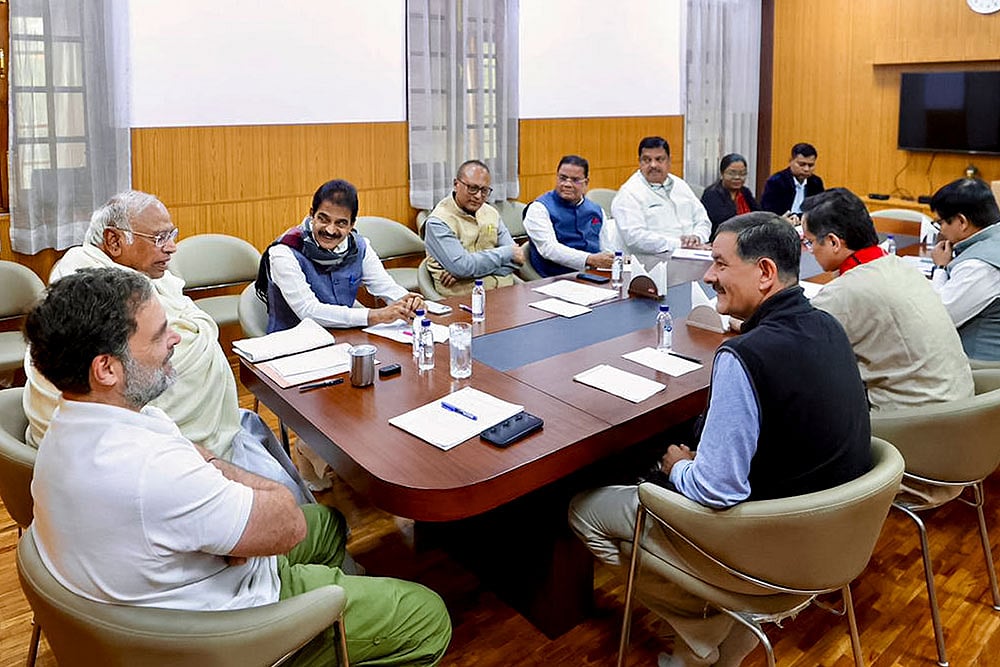 Rahul Gandhi, Mallikarjun Kharge during a meeting