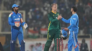 (AP Photo/Rafiq Maqbool) : India's Virat Kohli, right, shakes hands with South Africa's Corbin Bosch after India won the first One Day International match in Ranchi, India, Sunday, Nov. 30, 2025.
