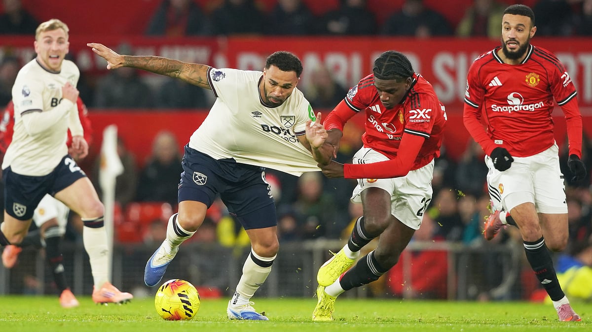 West Ham United's Callum Wilson challenges for the ball with Manchester United's Ayden Heaven during their English Premier League match on December 4, 2025. - | Photo: AP/Ian Hodgson