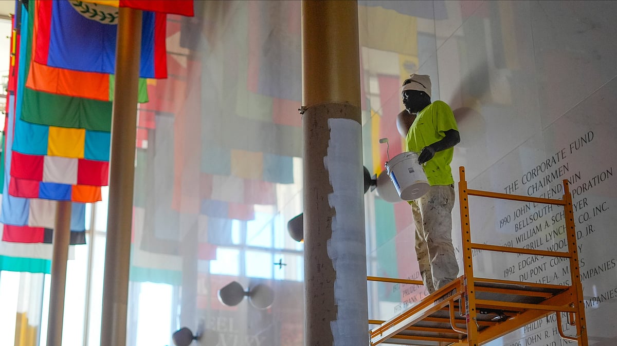 Odden Shaw paints over a gold colored column inside the Hall of Nations at the Kennedy Center for Performing Arts in Washington in preparation for upcoming FIFA World Cup 2026 Draw. - | Photo: AP/Pablo Martinez Monsivais