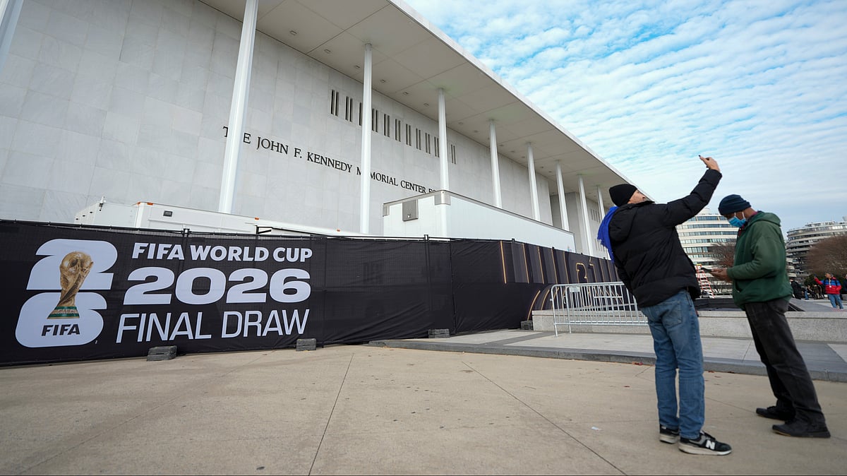 People take pictures prior to the final draw for the FIFA World Cup 2026 at the Kennedy Center in Washington on December 4, 2025. - | Photo: AP/Chris Carlson
