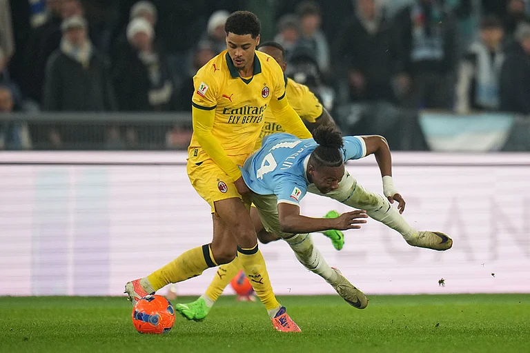 AC Milan's Koni De Winter fouls Lazio's Tijjani Noslin during the Italian Cup round of sixteen soccer match between Lazio and Milan, in Rome. - | Photo: AP/Andrew Medichini
