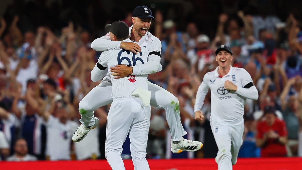 England's Will Jacks jumps to celebrate with teammate England's Joe Root the wicket of Australia's captain Steve Smith during the second Ashes cricket test match between Australia and England in Brisbane, Friday, Dec. 5, 2025 - (AP Photo/Tertius Pickard)