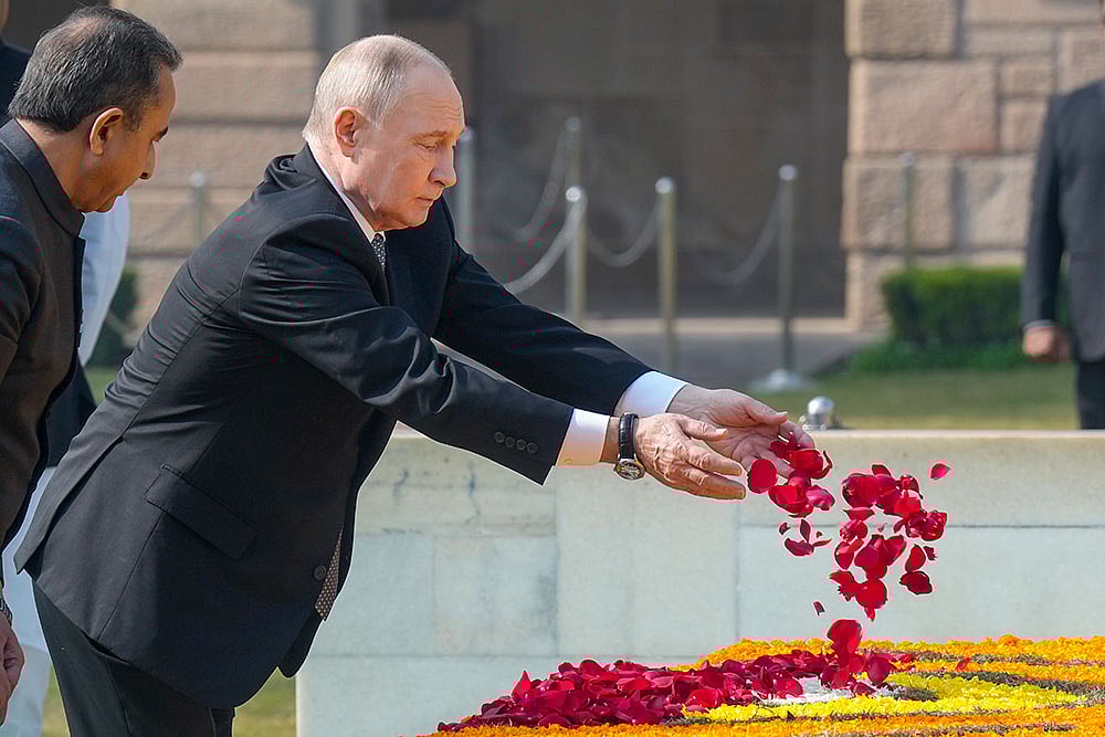 Putin pays trubite at Rajghat
