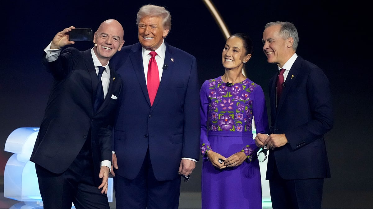 FIFA President Gianni Infantino takes a selfie with President Donald Trump, Mexican President Claudia Sheinbaum, and Canadian Prime Minister Mark Carney during the draw for the 2026 FIFA World Cup at the Kennedy Center in Washington, Friday, December 5, 2025.  - | Photo: AP/Chris Carlson
