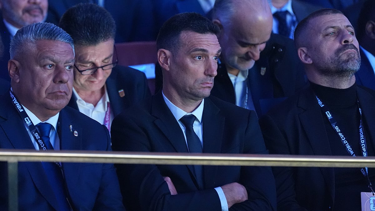 Argentina's coach Lionel Scaloni  and former international Walter Samuel sit in the crowd during the draw for the 2026 FIFA World Cup at the Kennedy Center in Washington on December 5, 2025.  - | Photo: AP/Jacquelyn Martin