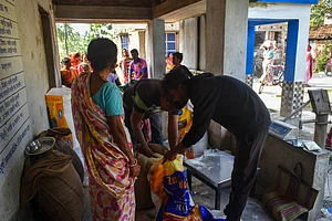 IMAGO / NurPhoto : People are receiving rations at a temporary camp on the outskirts of Kolkata, India, on February 4, 2024 (Representative Image)