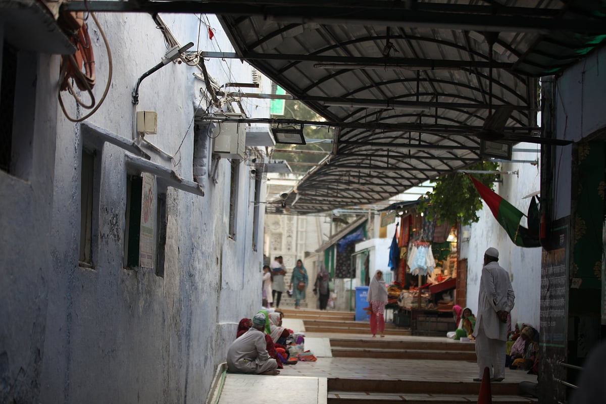 Way to Dargah of Qutubuddin Bakhtiyar Kaki - Kulsoom Faiz