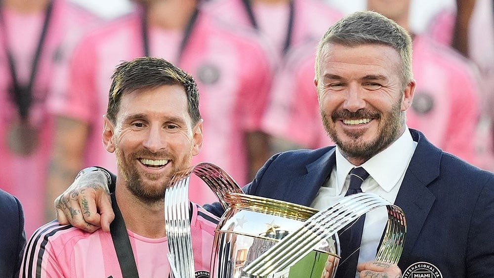 David Beckham poses with the MLS Cup trophy with Inter Miami forward Lionel Messi in Fort Lauderdale, Fla. - | Photo: AP/Rebecca Blackwell