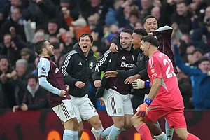 | Photo: AP/Dave Shopland : Aston Villa players celebrate after Aston Villa's Emiliano Buendia, left, scored his side's second goal during the English Premier League soccer match between Aston Villa and Arsenal in Birmingham, England.
