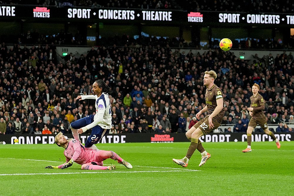 Brentford goalkeeper Caoimhin Kelleher saves a shot from Tottenham Hotspur's Djed Spence during the English Premier League soccer match between Tottenham Hotspur and Brentford in London. - | Photo: Yui Mok/PA via AP