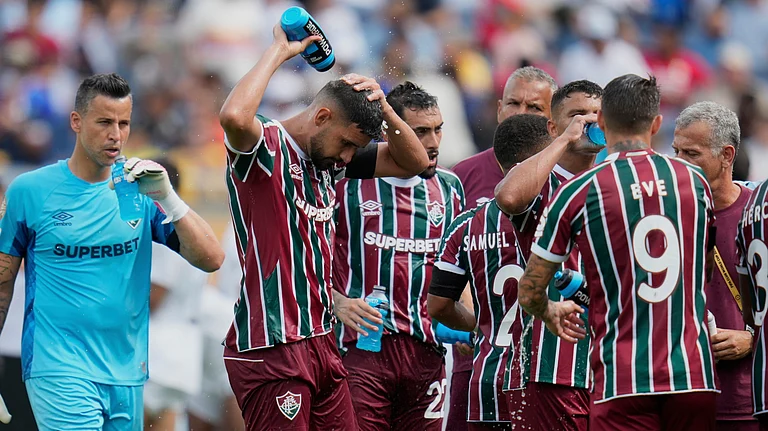 File photo of Fluminense players cooling up during a water break at the FIFA Club World Cup quarter-final match against Al Hilal in Orlando on July 4, 2025. - | Photo: AP/John Raoux
