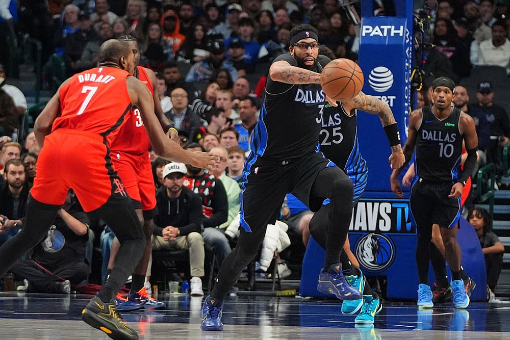 Dallas Mavericks forward Anthony Davis (3) comes up with a steal against Houston Rockets forward Kevin Durant (7) during the second half of an NBA basketball game in Dallas. - | Photo: AP/LM Otero