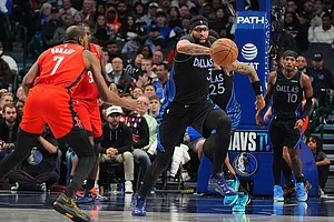 | Photo: AP/LM Otero : Dallas Mavericks forward Anthony Davis (3) comes up with a steal against Houston Rockets forward Kevin Durant (7) during the second half of an NBA basketball game in Dallas.
