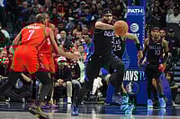 NBA: Anthony Davis Stars As Dallas Mavericks Beat Houston Rockets 122-109 | Photo: AP/LM Otero : Dallas Mavericks forward Anthony Davis (3) comes up with a steal against Houston Rockets forward Kevin Durant (7) during the second half of an NBA basketball game in Dallas.