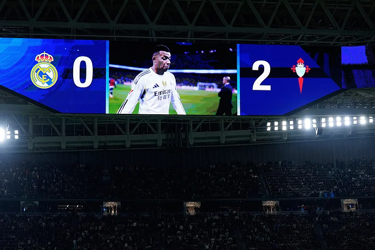 A screen shows the score and Real Madrid's Kylian Mbappe leaving the field at the end of the Spanish La Liga soccer match between Real Madrid and Celta Vigo in Madrid, Spain. - | Photo: AP/Manu Fernandez